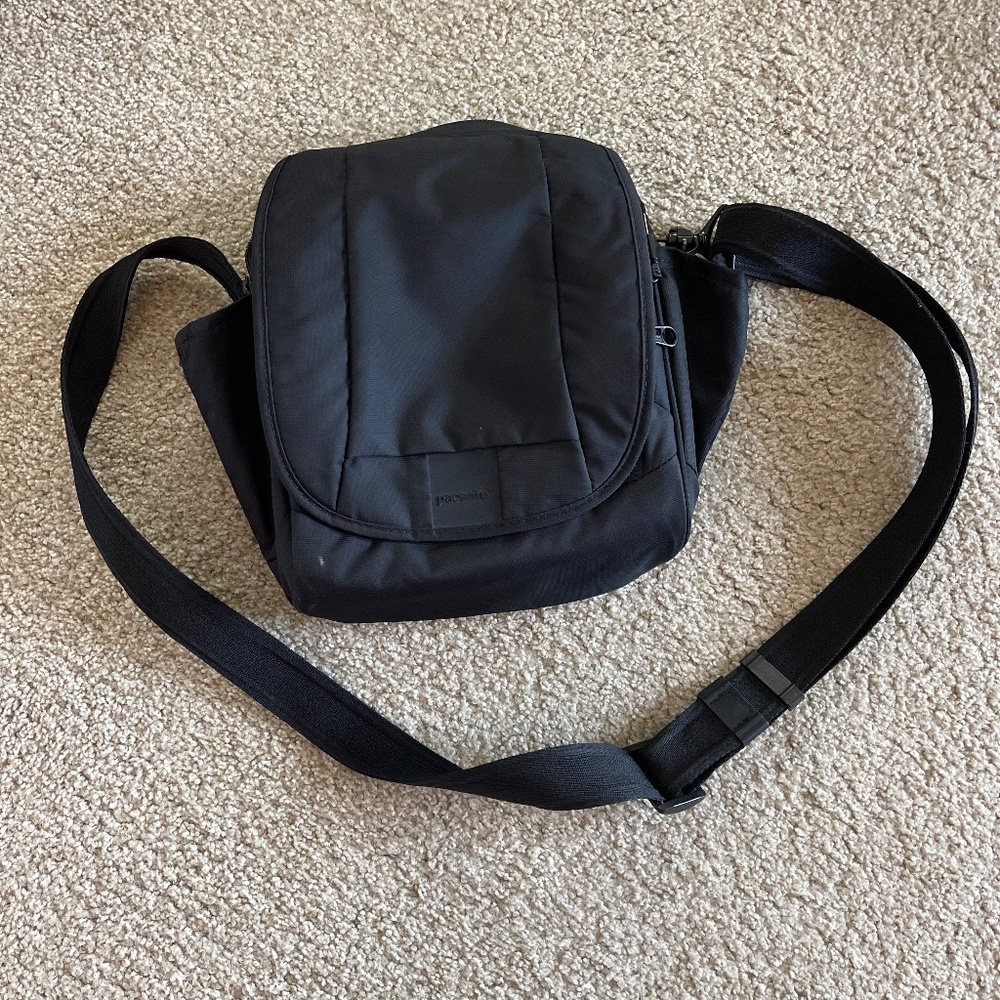 Pacsafe metrosafe shoulder bag